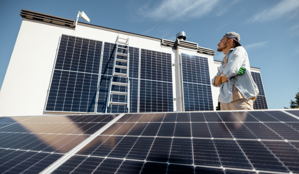 Instalare panouri fotovoltaice verticale pe pereți exteriori.