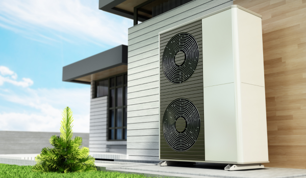 Pompă de căldură aer-apă modernă montată la exteriorul unei case eficiente energetic