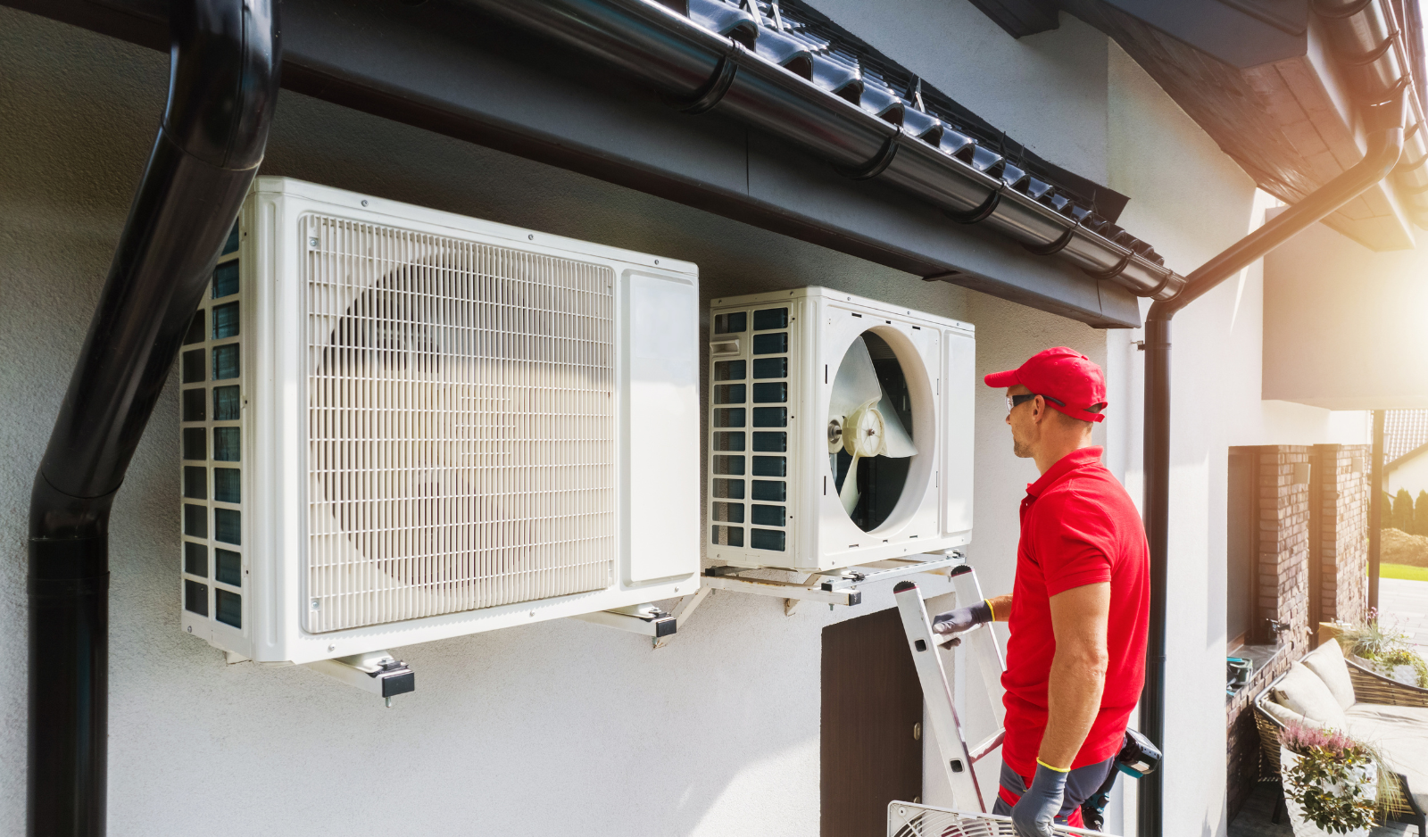 Instalare pompă de căldură aer-apă la o locuință rezidențială, realizată de specialist autorizat