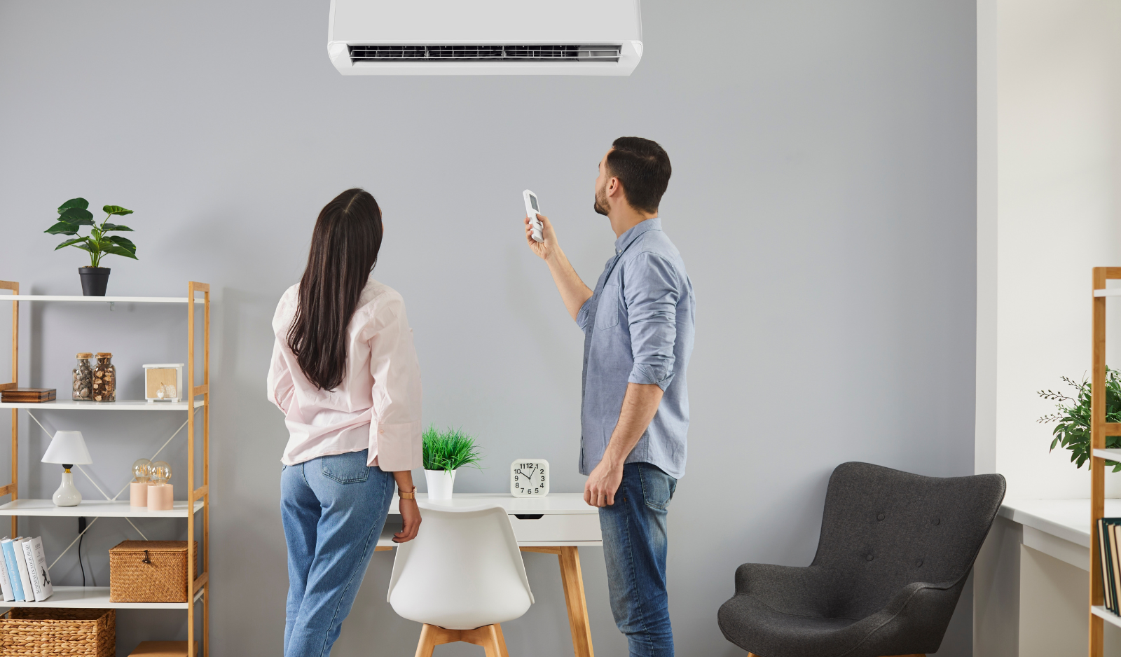 persoane folosind un aparat de aer condiționat de perete