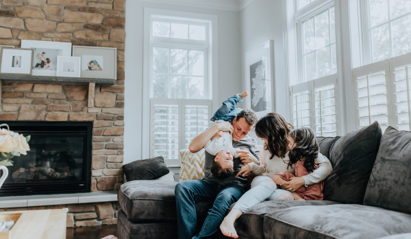 Familie relaxată în living încălzit cu aer condiționat montat iarna