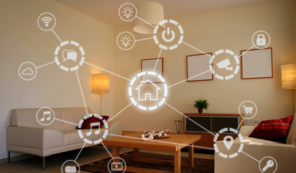 Dispozitive smart home conectate &icirc;ntr-un living, control al luminilor, muzicii și securității printr-un sistem centralizat. 