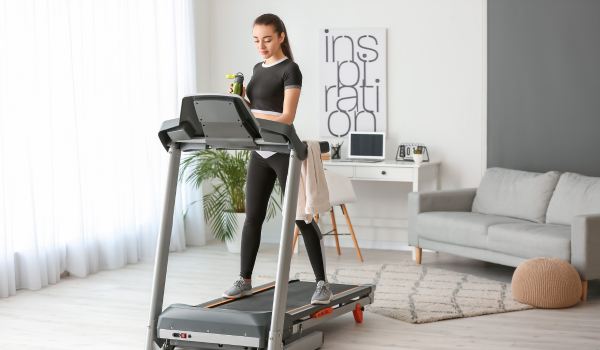 Banda de alergare instalata acasa pentru antrenamente iarna, cu spatiu de siguranta si amplasare corecta