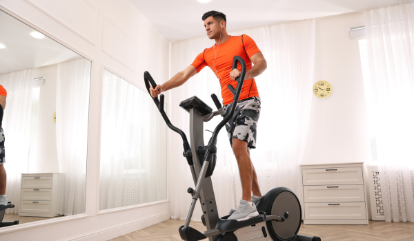 Bicicleta eliptica folosita in apartament, exemplu de montaj corect echipamente fitness acasa in sezonul rece