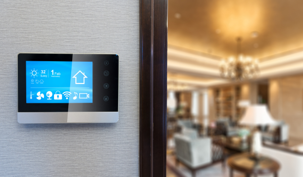 Panou de control smart home cu ecran tactil pentru climatizare și automatizări, montat pe perete