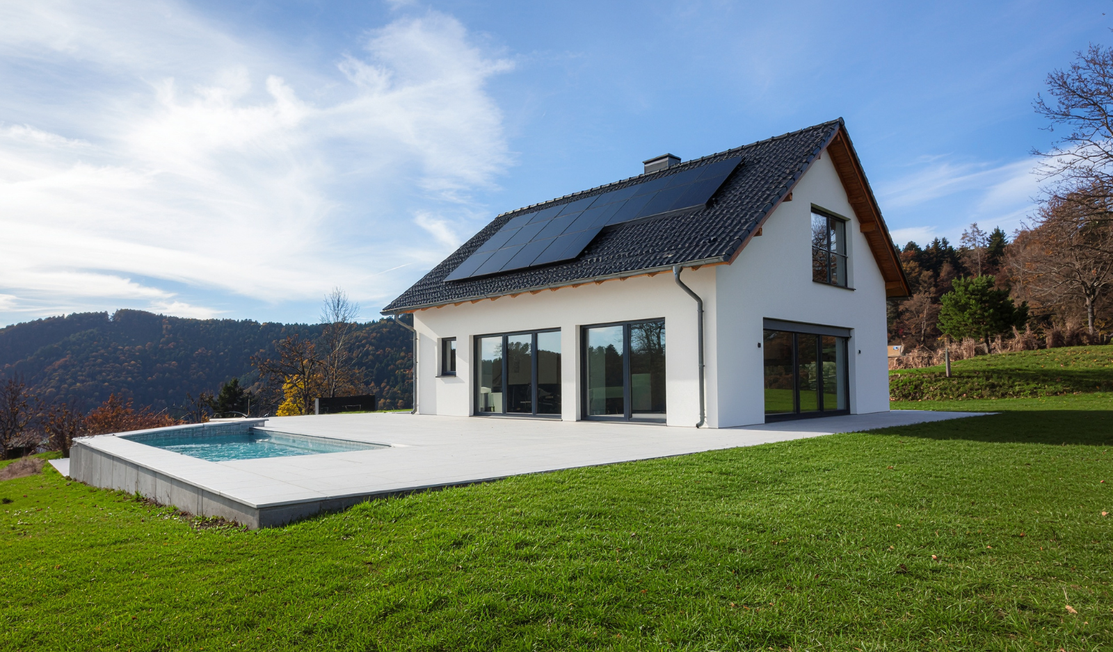 Casa de vacanta moderna cu panouri fotovoltaice pe acoperis, ideala pentru un sistem off grid si independenta energetica
