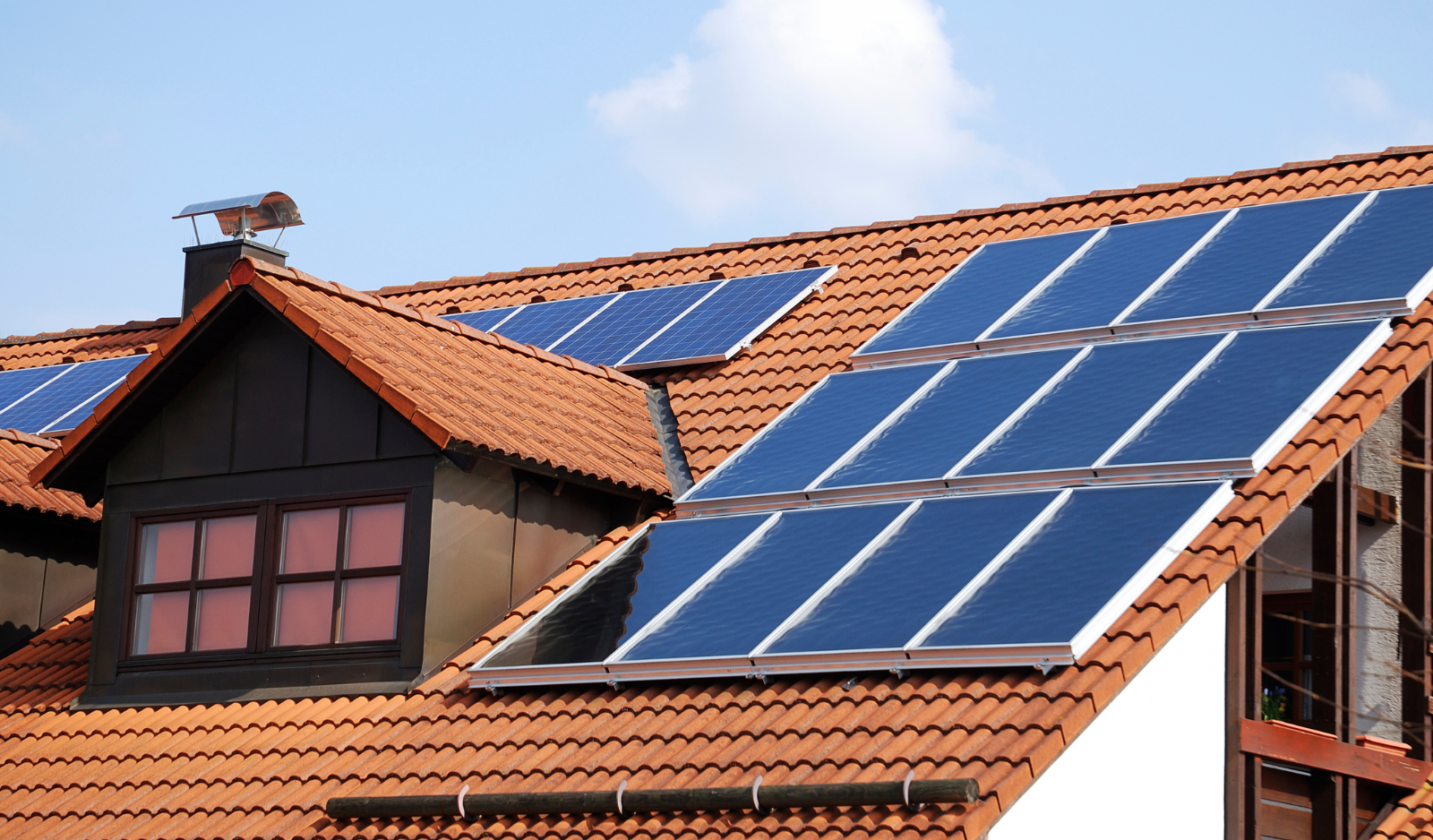 Panouri fotovoltaice montate corect pe acoperișul unei case, respect&acirc;nd distanțele față de coamă și ferestre