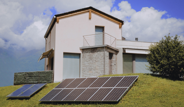 Casa de vacanta cu panouri fotovoltaice montate la sol, solutie potrivita pentru un sistem off grid si autonomie energetica