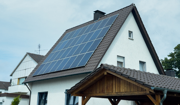 Casă rezidențială cu panouri fotovoltaice pe acoperiș pentru reducerea facturii la energie &icirc;n 2026