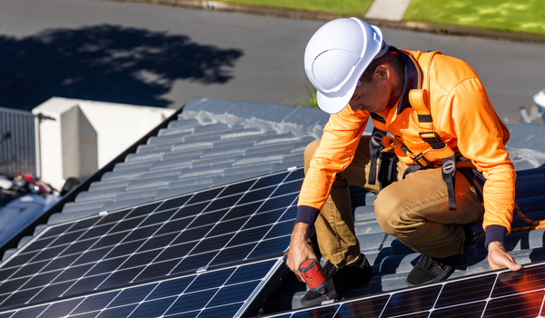 Tehnician care verifică panourile fotovoltaice &icirc;nainte de instalare