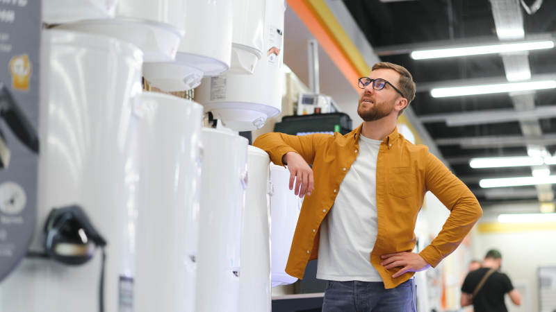 Client care alege un boiler electric pentru montaj, într-un magazin de specialitate