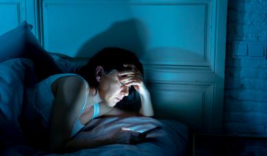 Ce efecte nocive poate avea dormitul cu telefonul aproape?
