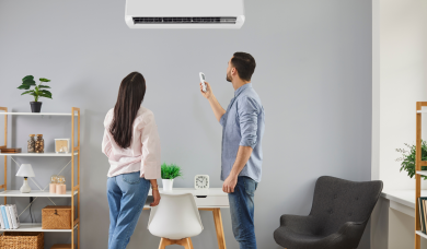 persoane folosind un aparat de aer condiționat de perete