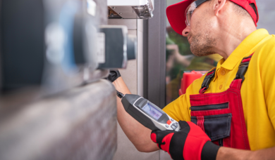 tehnician verifică scurgere de gaz cu detector portabil la instalație 