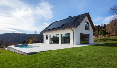 Casa de vacanta moderna cu panouri fotovoltaice pe acoperis, ideala pentru un sistem off grid si independenta energetica
