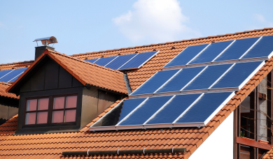 Panouri fotovoltaice montate corect pe acoperișul unei case, respectând distanțele față de coamă și ferestre